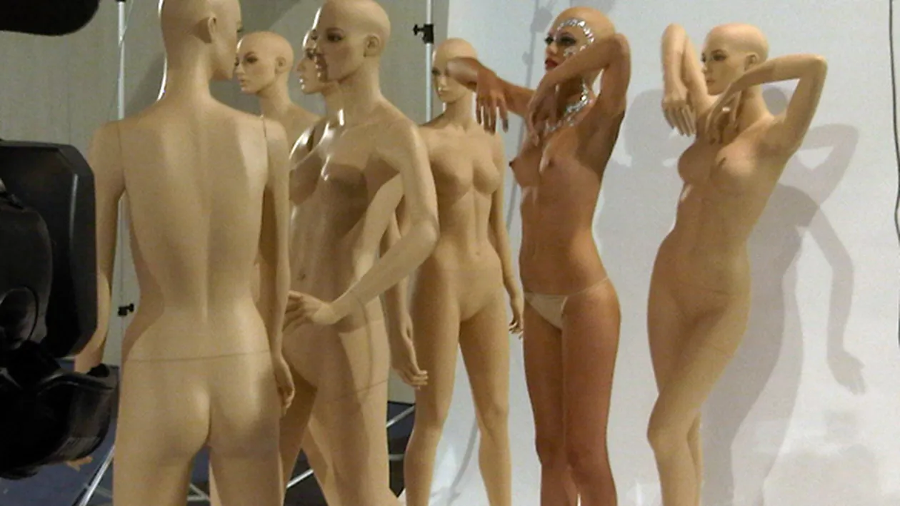 Prea dezbracate! Fetele de la Next Top Model tunse la 0, interzise pe Facebook!