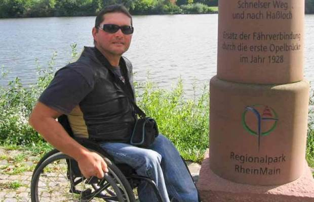 A murit Vasile Stoica, maratonistul român care a străbătut lumea în scaun cu rotile. Avea 49 de ani