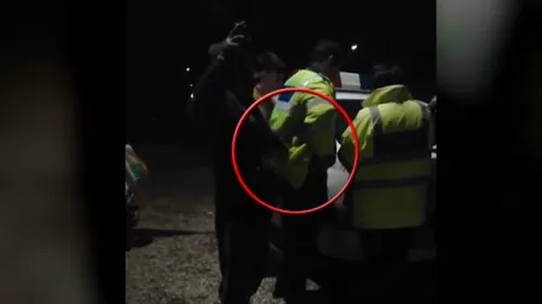 Întâmplare halucinantă în Prahova. Un bărbat i-a furat țigările din buzunar unui polițist | VIDEO