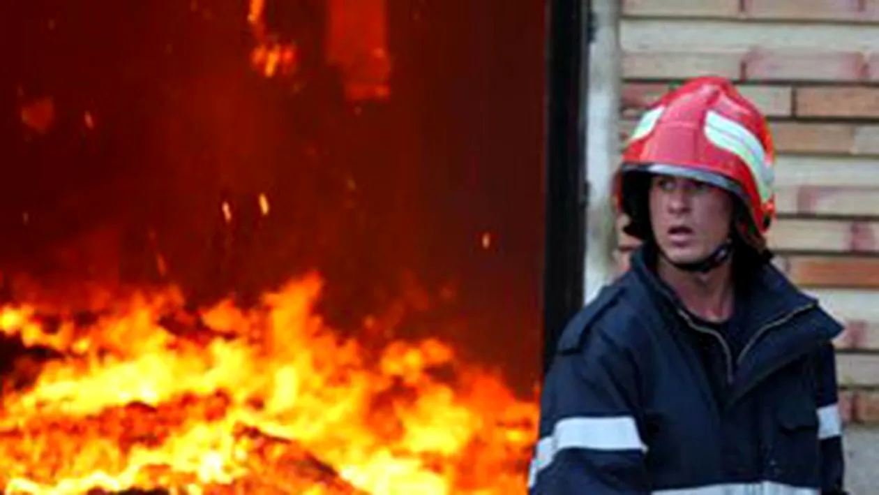 Un puternic incendiu a izbucnit la fosta fabrica Faur! Patru autospeciale au ajuns la fata locului!