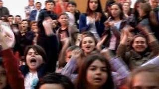 VIDEO Andreea Balan, agresata de un Iepuras nebun! Cantareata l-a luat la suturi in fund si apoi s-a apucat de plans in culise!