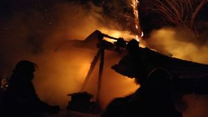 Incendiu devastator în Olt! O locuință și o anexă au ars ca niște torțe. VIDEO
