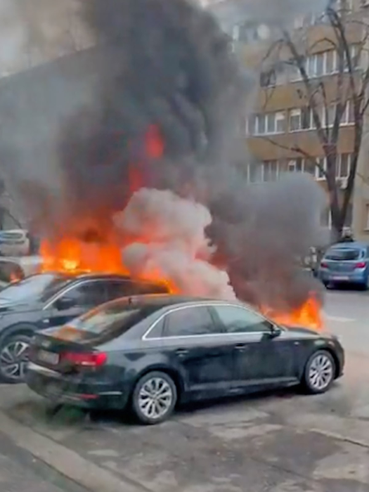 Mașina electrică care a produs tragedia, învăluită de flăcări