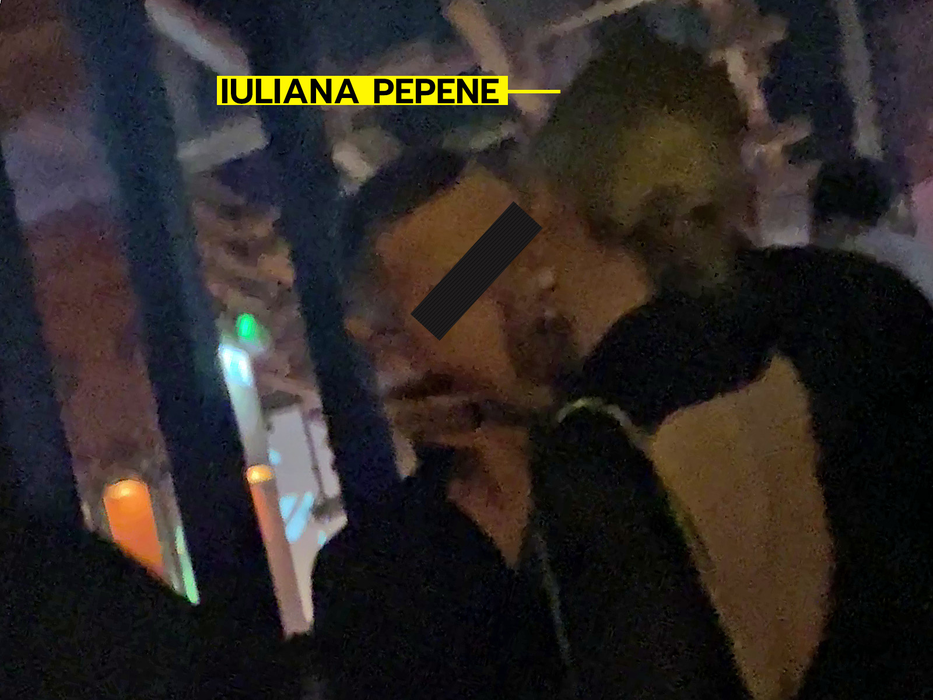 Sărutul a avut loc pe culoarul care ducea către toalete / (Sursa: CANCAN.RO)