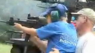 VIDEO: Americanii au luat-o razna! Isi duc copiii la poligon, sa traga cu arma de mici