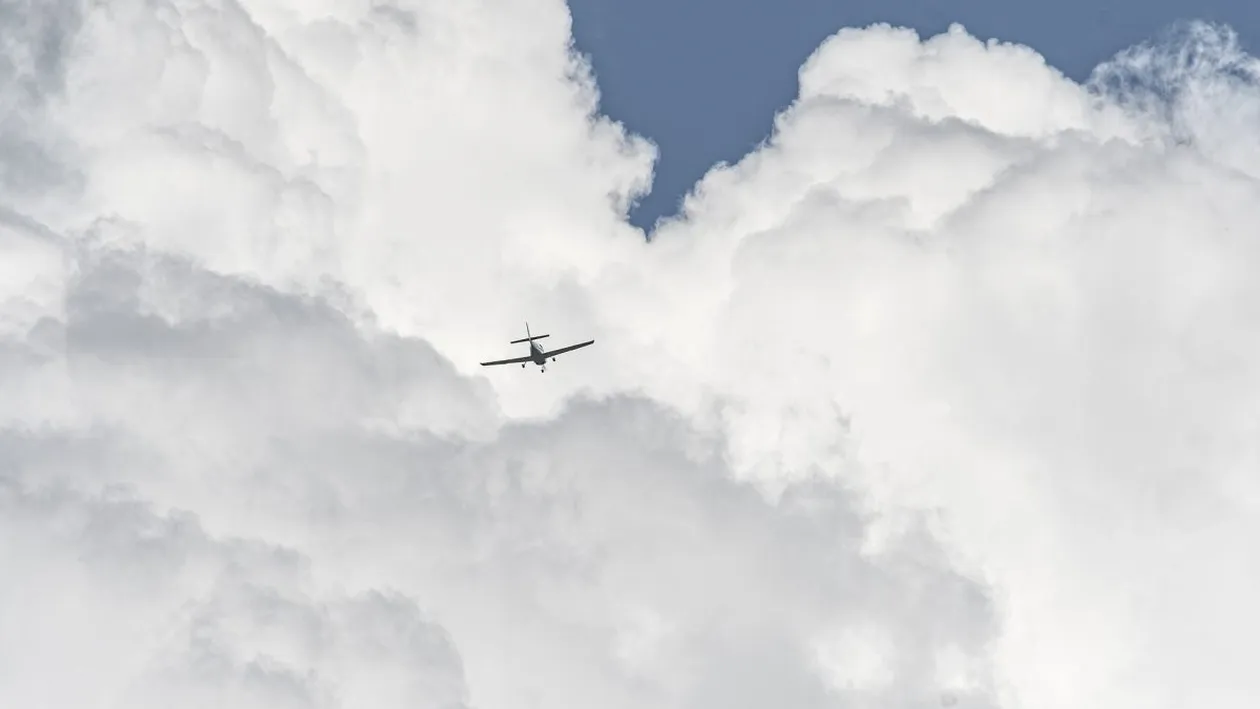 Incident șocant! Un avion plin cu români a fost lovit de fulger. Aeronava a aterizat de urgență la Roma