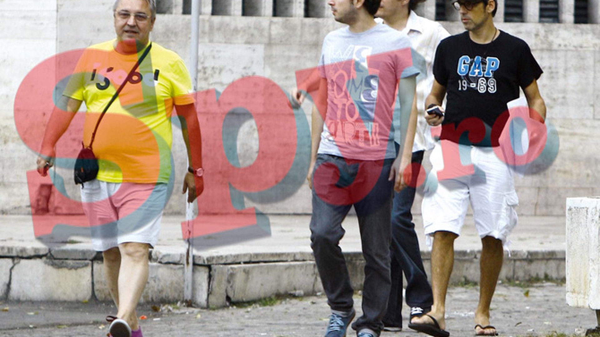 Il epuizeaza sau l-a ajuns oboseala? Moga are nevoie de multe vitamine ca sa faca fata intalnirilor cu Stefan Banica