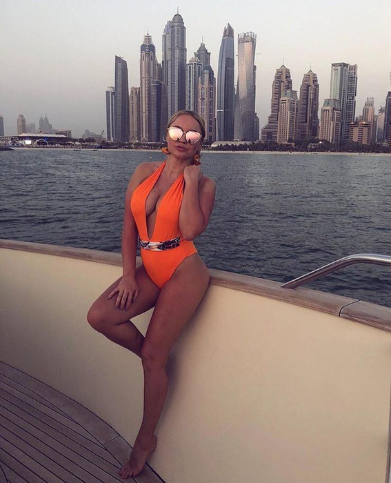 Ramona l-a ”scos în decor” pe Lewis Hamilton