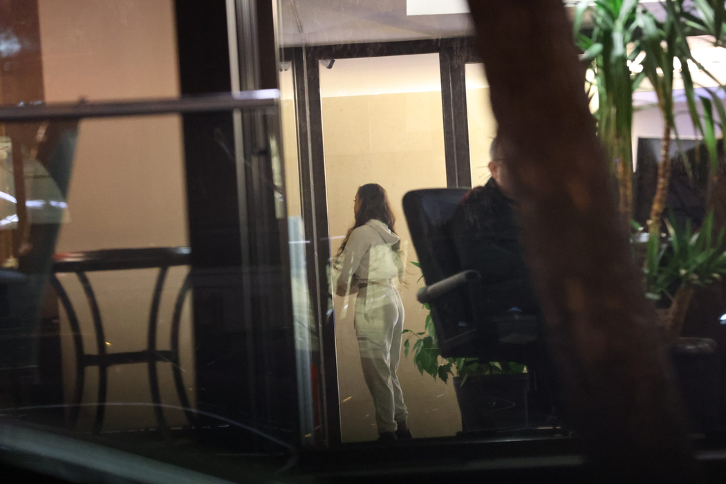 Vlad Obu și însoțitoarea lui urcă în apartament (Foto: CANCAN.RO)