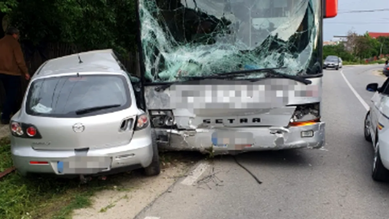 Accident grav în Argeș! Un autobuz a lovit două mașini și a rupt doi stâlpi