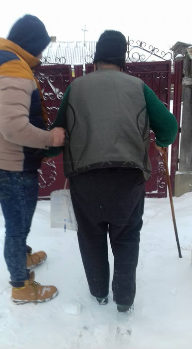 Iată ce s-a întâmplat cu bătrânul din Roman pe care nici un medic nu l-a băgat în seamă. Un tânăr l-a găsit îngheţat în faţa spitalului, iar apoi…