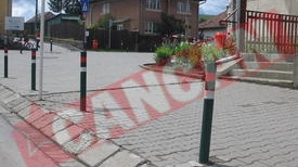 Stalpi in culorile Ungariei in Sovata
