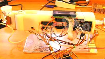 A inventat mana-robot cu cinci degete. Inedita creatie a doljeanului Razvan Cosmin Berceanu reproduce miscarile tipice ale mainii