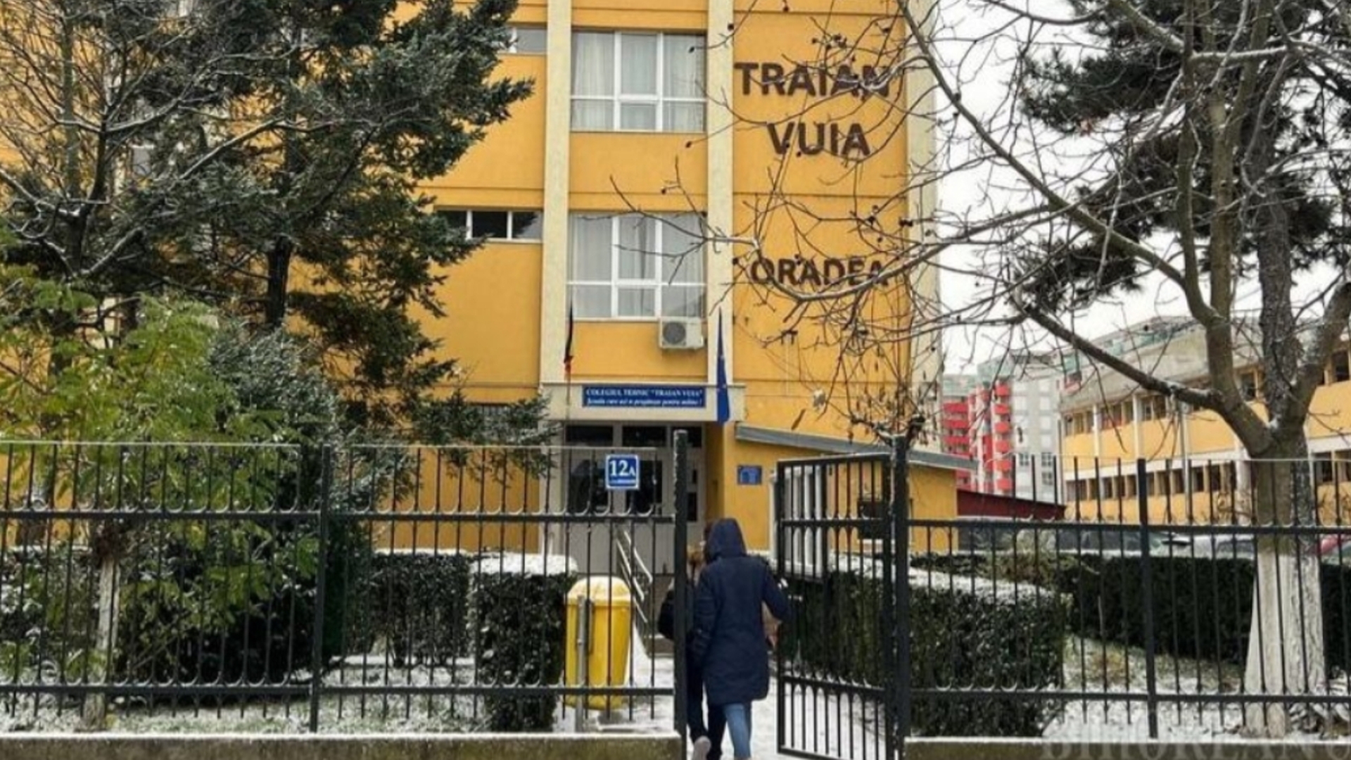 Dezvăluiri despre cazul care a tulburat România. Eleva care și-a înjunghiat pedagogul a folosit un cuțit de 34 de cm. Ce s-ar ascunde în spatele faptei