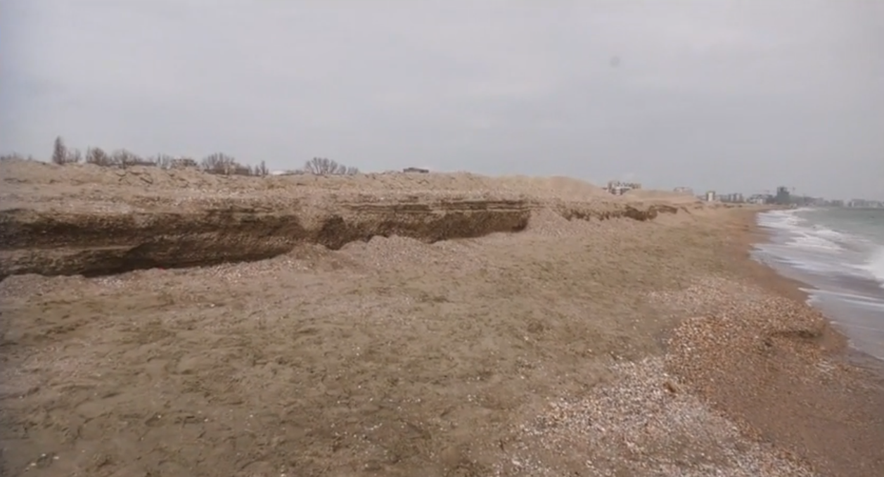 Dune de nisip în stațiunea Mamaia, de 1 metru / sursă foto: captură video Antena 3 CNN