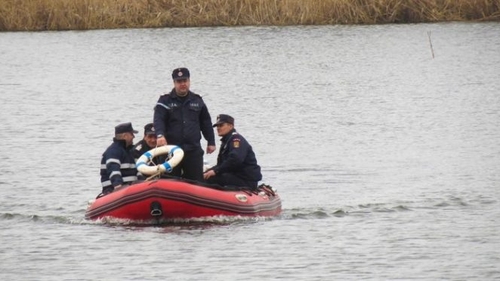 Moarte suspectă! Cadavrul unei tinere de 29 de ani a fost găsit pe un lac din Tulcea
