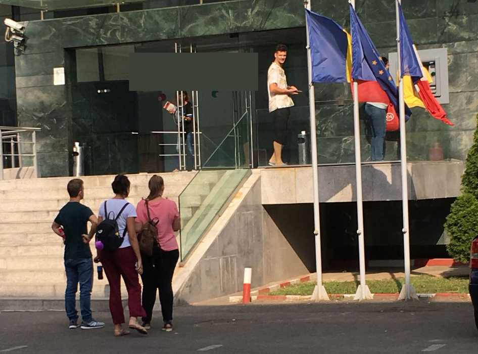 Tudor Chirilă a făcut ”blat” cu o angajată, pentru a scoate o sumă de bani de la bancomat!