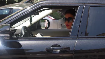 La asta nu te-ai fi asteptat! Vezi ce face stirista Geanina Varga in minutele petrecute in trafic, la semafor!