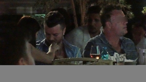 Chef de chef! Cum si-a lasat un celebru solist actuala iubita si fosta sotie pe banca de rezerve ca sa petreaca de ziua lui cu...