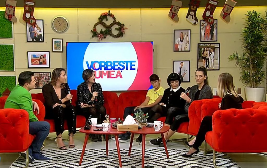Neti Sandu, alături de strănepoții și nepoatele ei, dar și cu prezentatorii emisiunii “Vorbește Lumea” © Pro TV