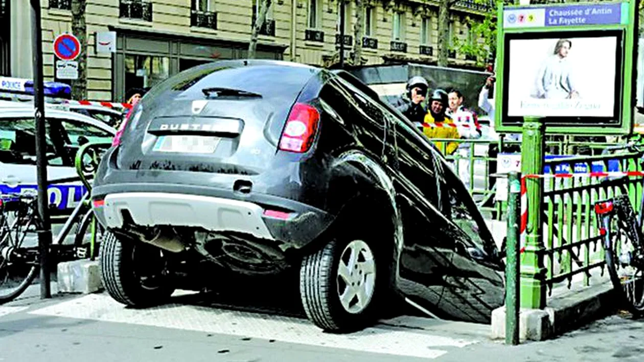 Unde a ajuns un sofer neatent. Cu Dacia Duster la metroul parizian