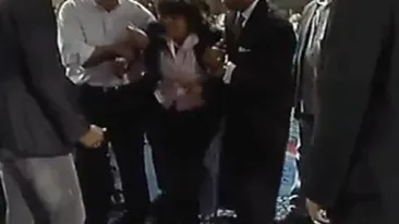 VIDEO Miracol! Dupa 23 de ani de stat intr-un scaun cu rotile, o femeie a inceput sa mearga din nou datorita rugaciunii!