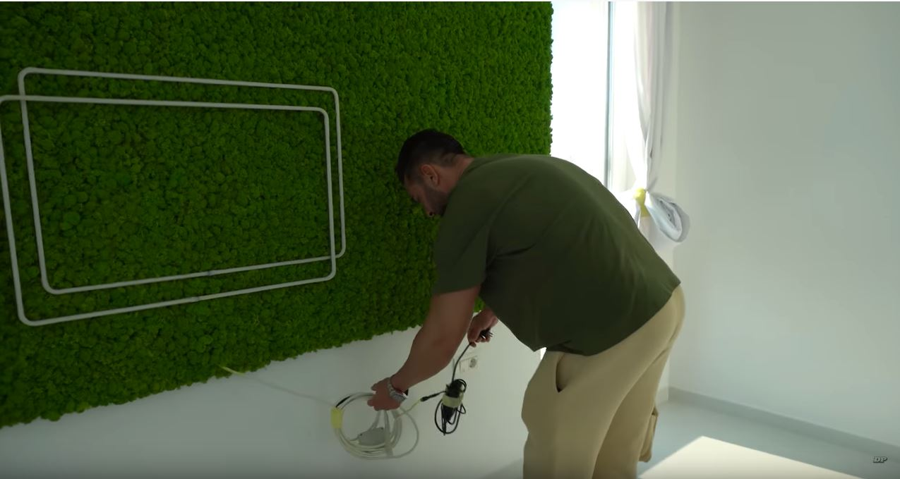 Incredibil! Ce a putut să pună Dorian Popa pe peretele biroului din casa de 300.000 de euro | FOTO