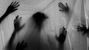 O femeie a descoperit o cameră secretă, în casa pe care doar ce o cumpărase. Ce a văzut este demn de filmele cu fantome. VIDEO
