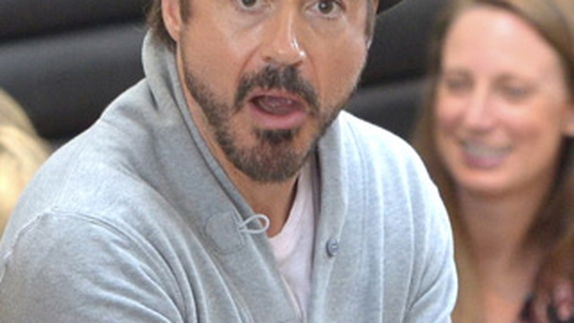 Se intampla si la case mai mari! Robert Downey Jr. n-a gasit masa la restaurant!