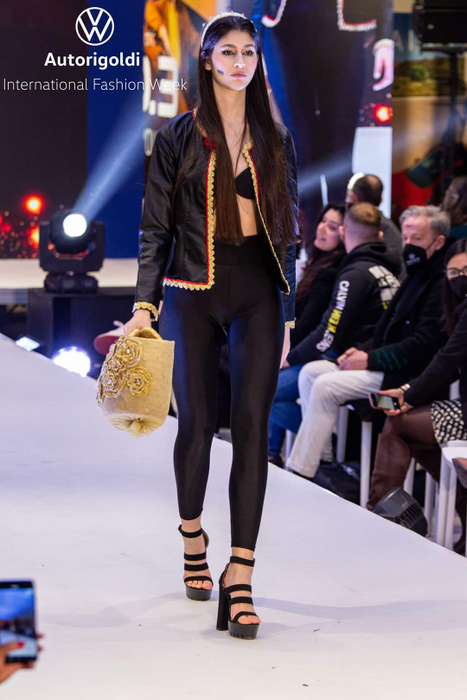 Raisandra, solidară cu poporul ucrainean la “Milano Fashion Week”. Gestul de suflet pe care l-a făcut pe scenă, în timpul defilărilor și reprezentațiilor | FOTO + VIDEO