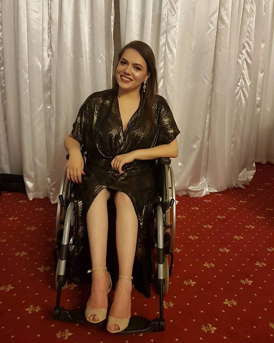 Povestea emoţionantă a Andreei, tânăra în scaun cu rotile care a învins sistemul şi prejudecăţile celor din jur şi şi-a îndeplinit visul! A devenit medic şi acum…