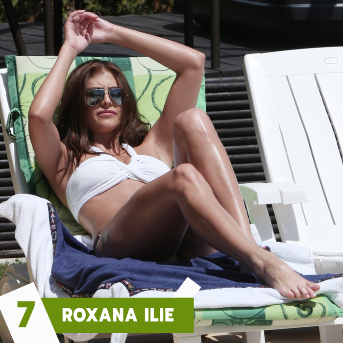 Top 30 sexy-vedete în poziții bizare la plajă! Ce locuri ocupă Laura Cosoi, Sylvia și Daniela Crudu