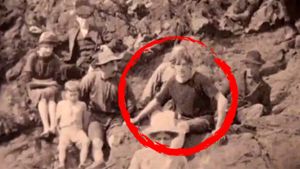 Detaliul controversat din această fotografie din 1917: "Acel bărbat e un călător în timp?"