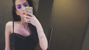 Adolescenta care şi-a scos virginitatea la licitaţie pentru un milion de lire sterline a lăsat din nou pe toată lumea cu gura căscată. Iată ce maşină conduce!