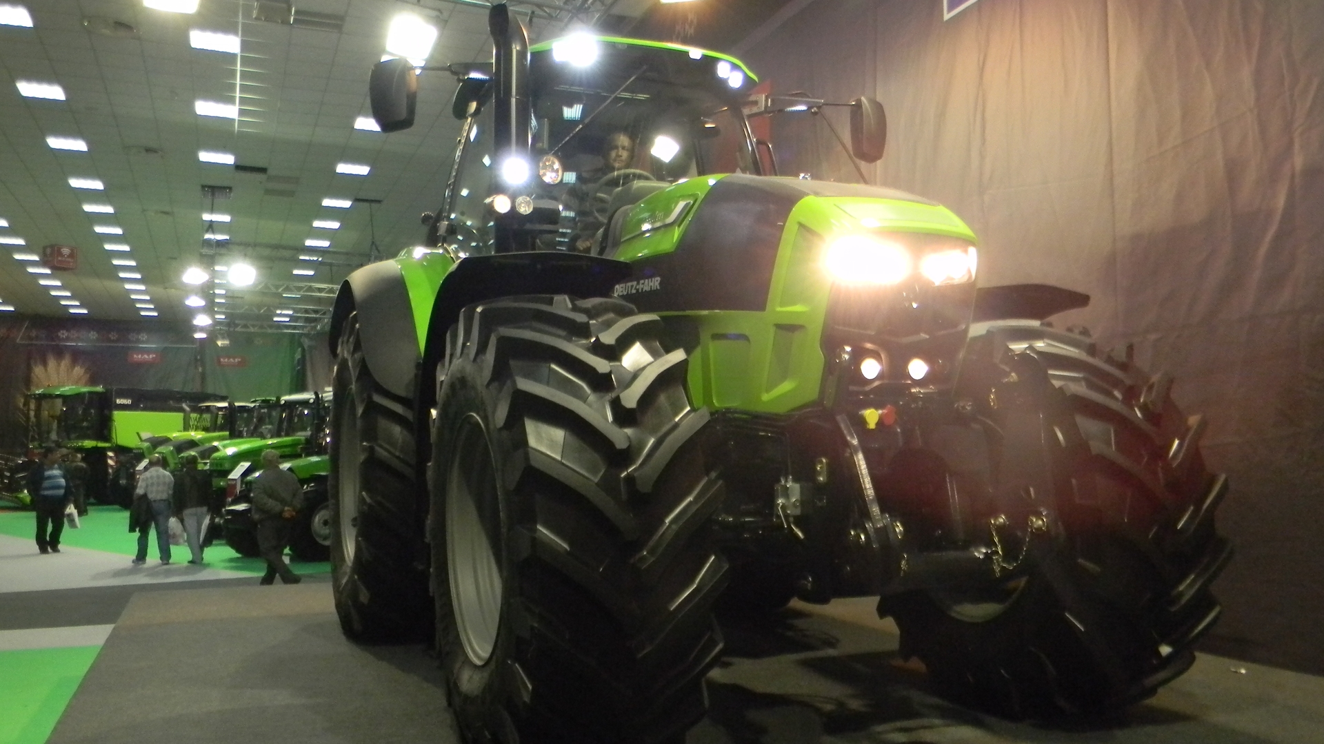 Cel mai tare tractor e in Bucuresti! Costa peste 130.000 de euro si are un interior care rivalizeaza cu o nava spatiala!