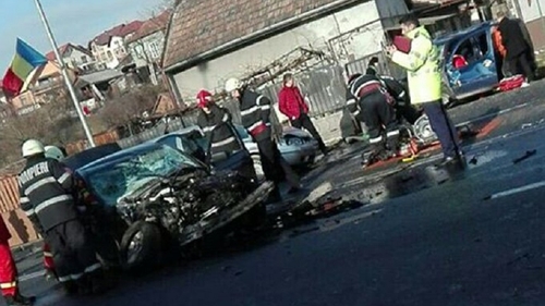 Accident înfiorător în Cluj-Napoca! Un mort, cel puţin doi răniţi, după ce trei maşini s-au ciocnit puternic şi s-au făcut praf