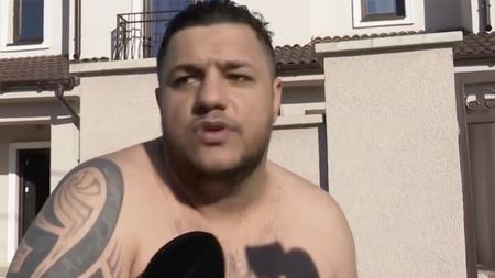 Alin Borcan, cu pușca în mână în fața casei, după percheziții. Ce a început să strige la reporteri: "Au venit nişte hoţi cu cagule pe faţă şi...”