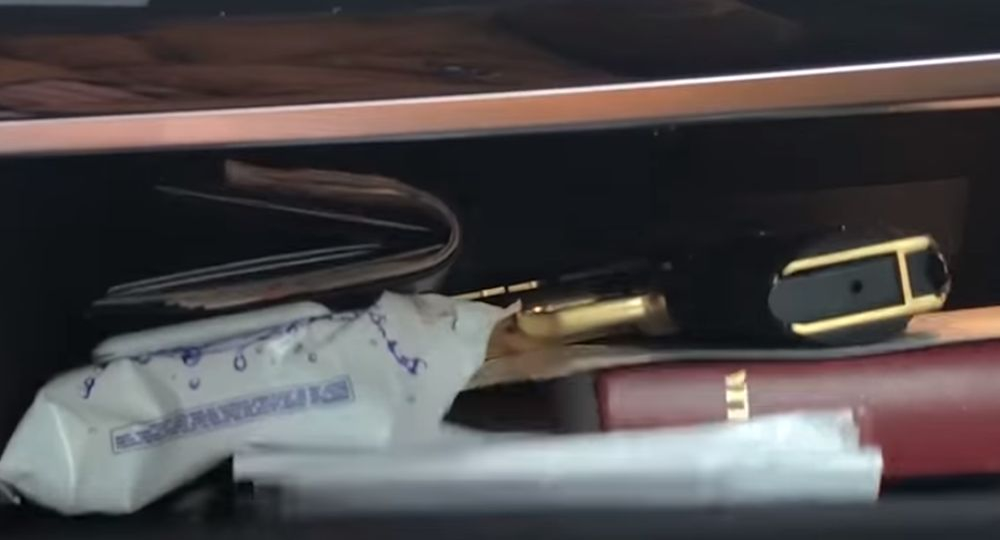 Ce ține Dorian Popa în torpedoul BMW-ului! Un pistol așezat pe Biblie: „Una e să te aperi, alta e să-ți bați joc de viața ta!”