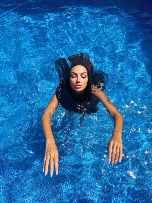 Mădălina Ghenea este considerată una dintre cele mai frumoase femei/ Sursa foto: Instagram/ officialmadalinaghenea