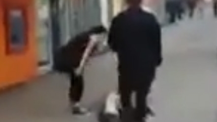 VIDEO SOCANT! Tânără de 19 ani, filmată in timp ce snopea in bătaie un bătrân de 80 de ani, pe stradă