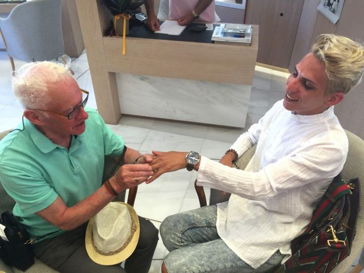Cum arată astăzi Florin Marin, tânărul care s-a căsătorit cu un preot englez cu 50 de ani mai în vârstă