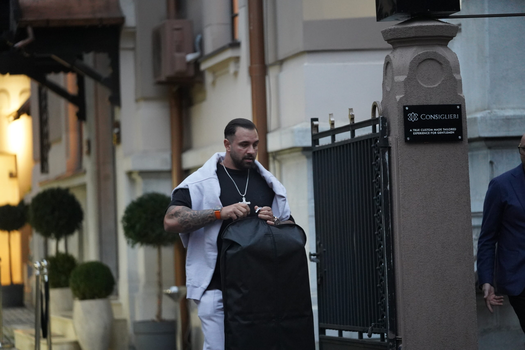 Alex Bodi iese cu un costum din reprezentanță (SURSA FOTO: CANCAN.RO)