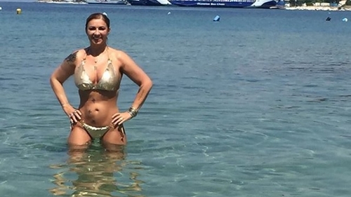 Anamaria Prodan a stârnit un val de controverse după ce s-a afișat în costum de baie: ” Doliul a apus în fața banilor”