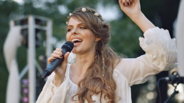Cum arăta Brigitta Gheorghe de la Chefi la cuțite pe vremea când cânta cu Snoop Dogg. Orădeanca face parte din echipa lui Chef Cătălin Scărlătescu