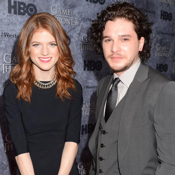 Actorul care îl joacă pe Jon Snow s-a logodit cu o colegă de platou!