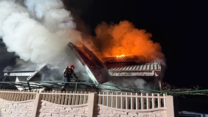 Un preot din Onești a murit, după ce casa i-a luat foc. Soția a ajuns la spital cu atac de panică