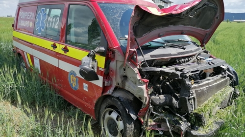 Ambulanță SMURD Bacău implicată într-un accident rutier cu o căruță: ”Unii sunt inconștienți...”