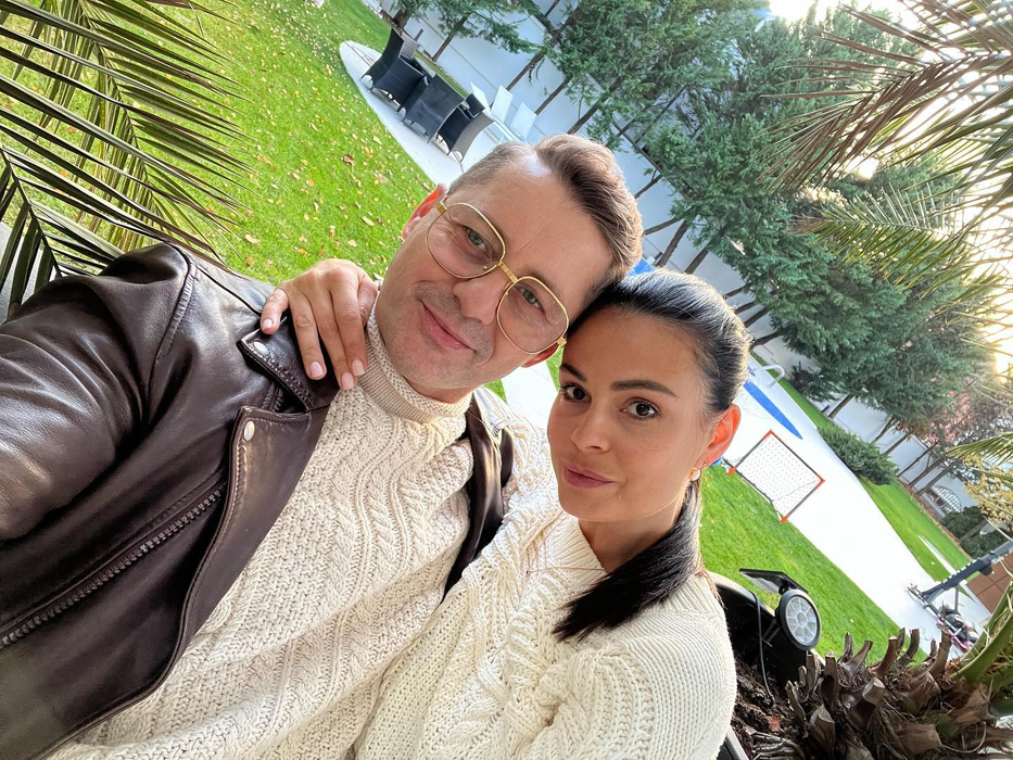 Adrian Sînă, dezvăluiri din intimitate. De ce nu mai împarte artistul acelaşi dormitor cu soţia sa: „Eu dorm în living, pe canapea”