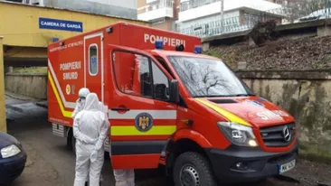 Revoltător! Un ambulanțier în combinezon prins cu bandă adezivă a fost trimis la un pacient cu coronavirus