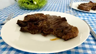 A cumpărat o bucată de carne de vită din supermarket și, ajuns acasă, a gătit-o pe grătar. După prima înghițitură, a simtit că ceva nu e în regulă. Ce s-a întâmplat, de fapt